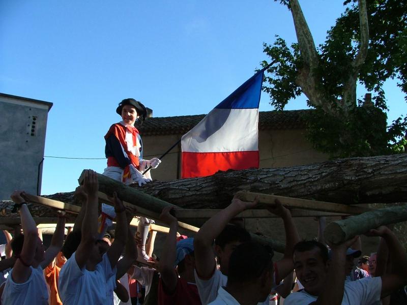 Fte de la Piboule  Cucuron (84) - L'arbre de Mai  - 2006 05 27 Cucuron 06.JPG